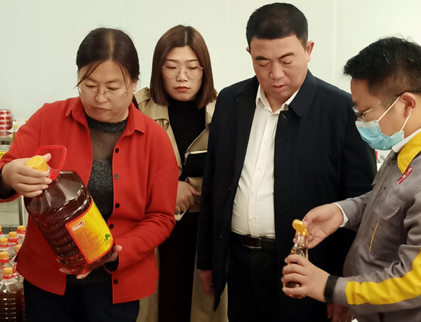 河南省農(nóng)業(yè)廳專(zhuān)家驗(yàn)收小組對(duì)蘭考花生基地及特香型花生油加工設(shè)備進(jìn)行綠色食品加工認(rèn)證驗(yàn)收(圖3) 河南省農(nóng)業(yè)廳專(zhuān)家驗(yàn)收小組對(duì)蘭考花生基地及特香型花生油加工設(shè)備進(jìn)行綠色食品加工認(rèn)證驗(yàn)收(圖3)
