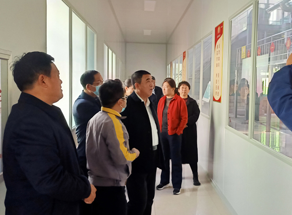 河南省農(nóng)業(yè)廳專(zhuān)家驗(yàn)收小組對(duì)蘭考花生基地及特香型花生油加工設(shè)備進(jìn)行綠色食品加工認(rèn)證驗(yàn)收(圖4) 河南省農(nóng)業(yè)廳專(zhuān)家驗(yàn)收小組對(duì)蘭考花生基地及特香型花生油加工設(shè)備進(jìn)行綠色食品加工認(rèn)證驗(yàn)收(圖4)